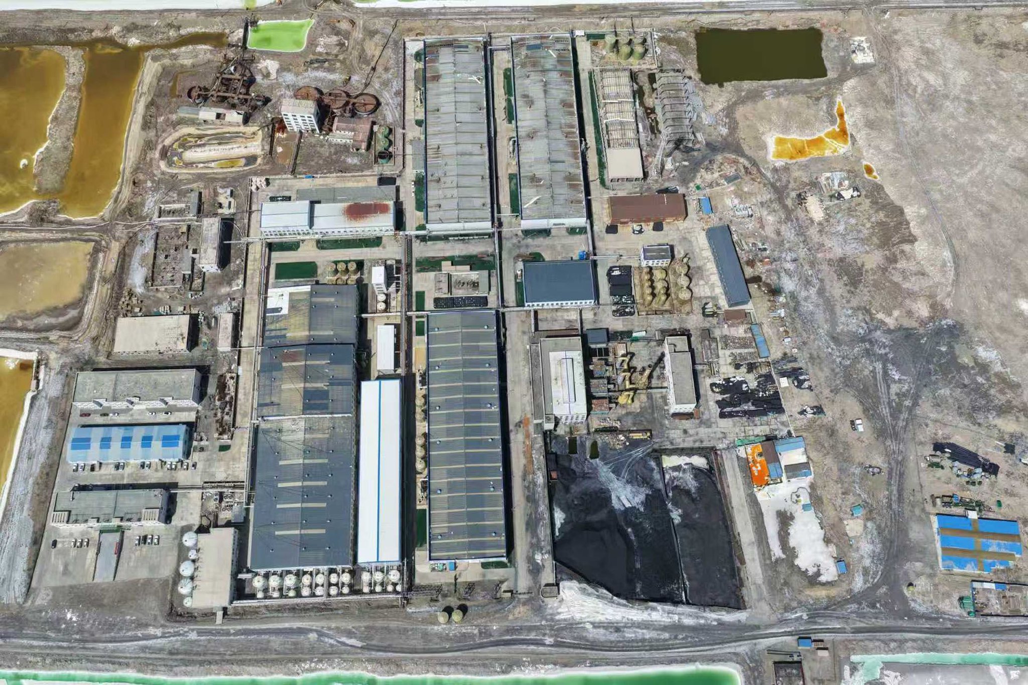 厂区航拍图：湖泊已经消失，一号基坑污染物被挖出来运走后，已被填平。资料照片