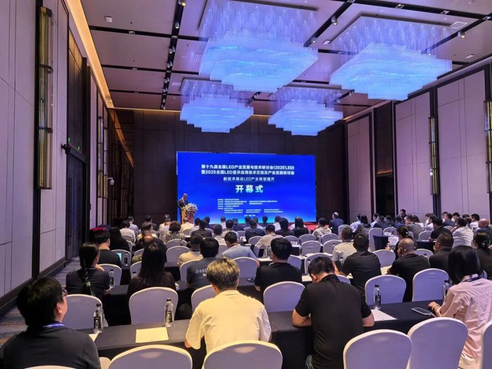 青松光电亮相2025全国LED产业盛会，《LED影院屏设计要点》获论文二等奖（深度揭秘）青松光电待遇，