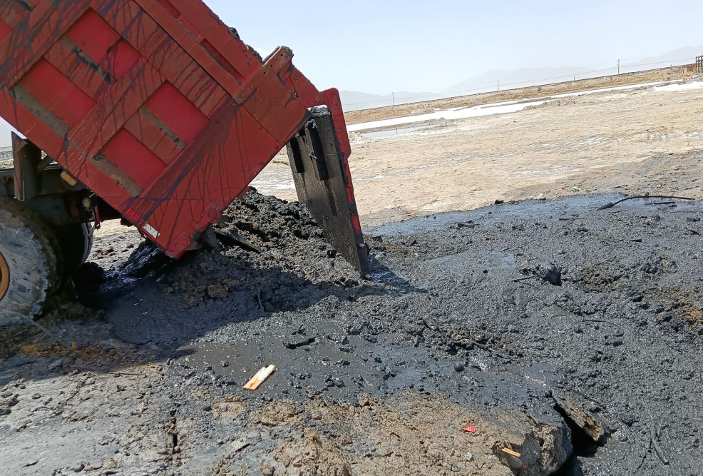 兴华公司往湖里倾倒废活性炭。资料照片