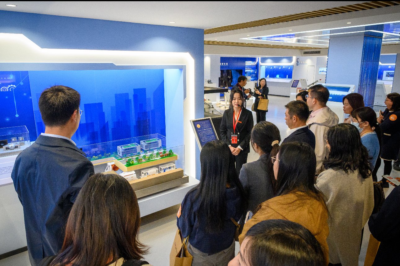 展厅讲解员在局开放日为公众进行讲解。