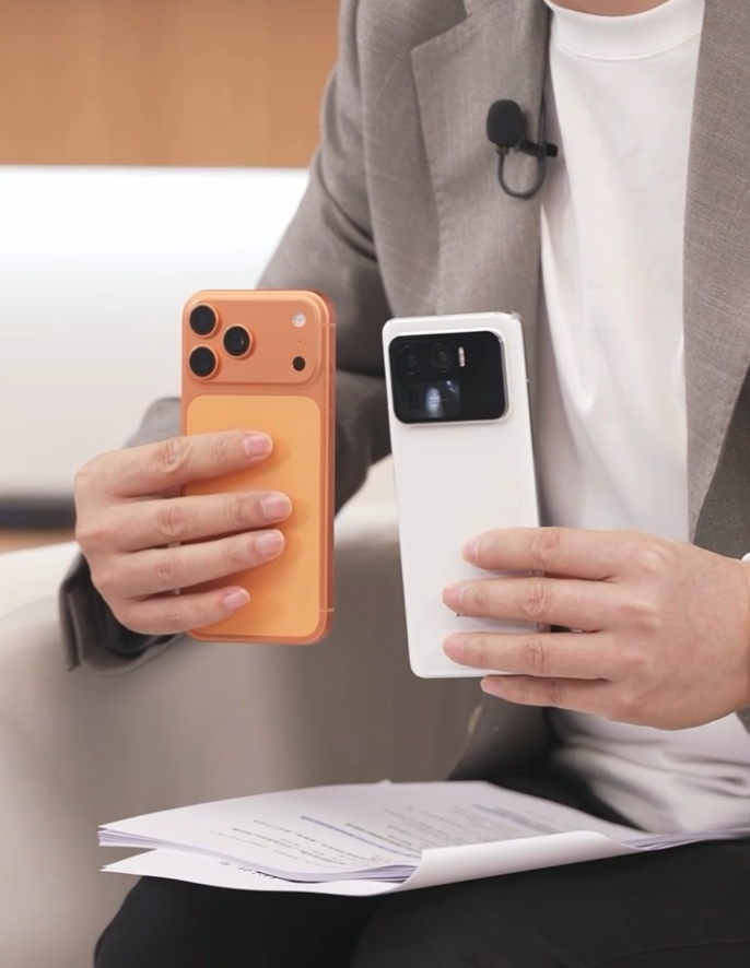 ▲ 苹果 iPhone 17 Pro（左）和小米 11 Ultra（右）