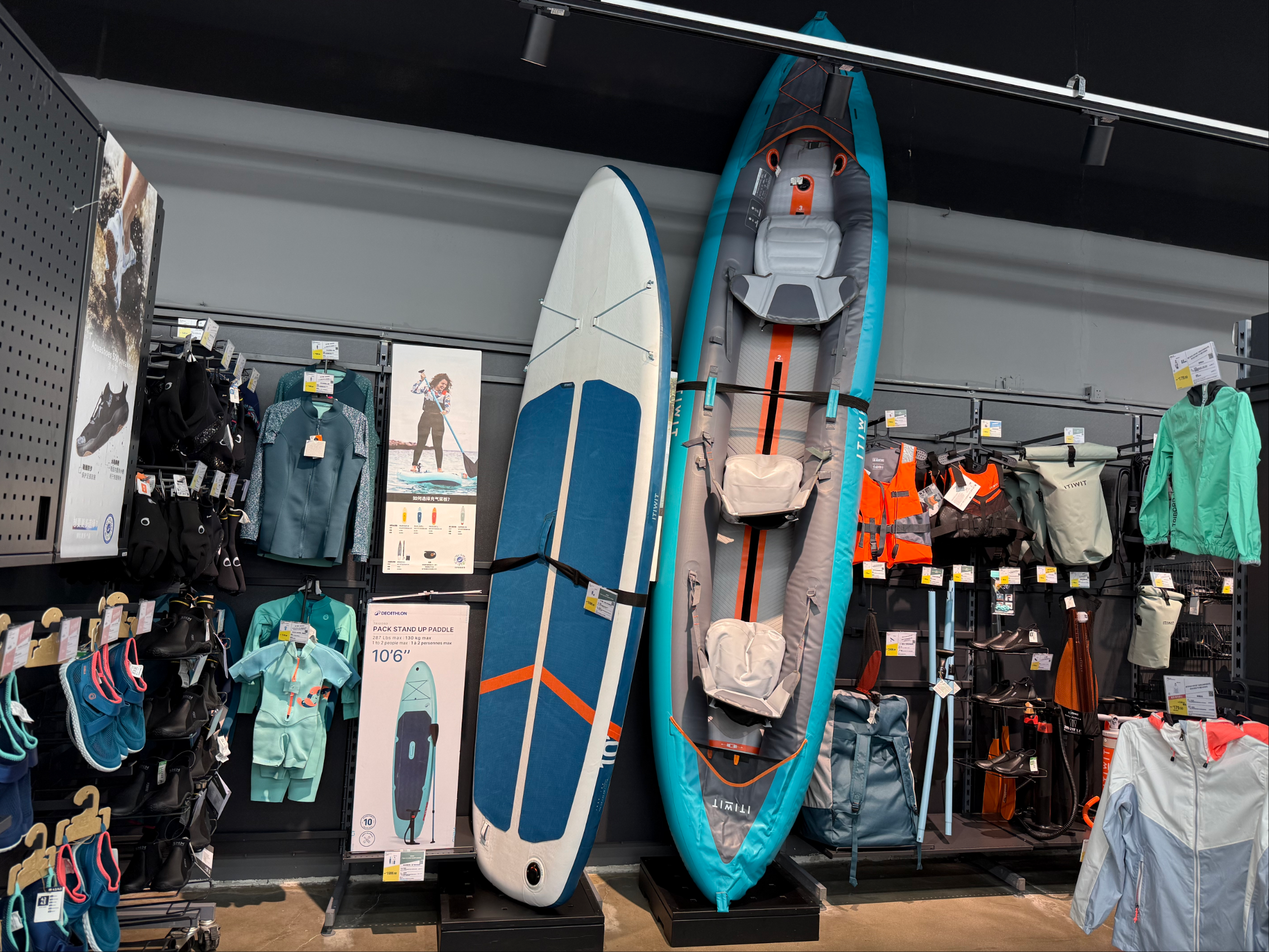 迪卡侬深圳蛇口店，巨大的装备颇为吸睛，时代财经摄