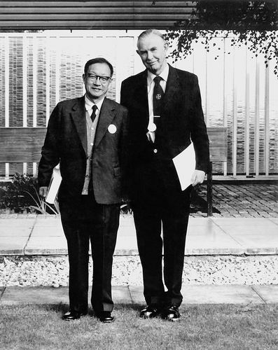 王大珩（左）与英国同学汉德。