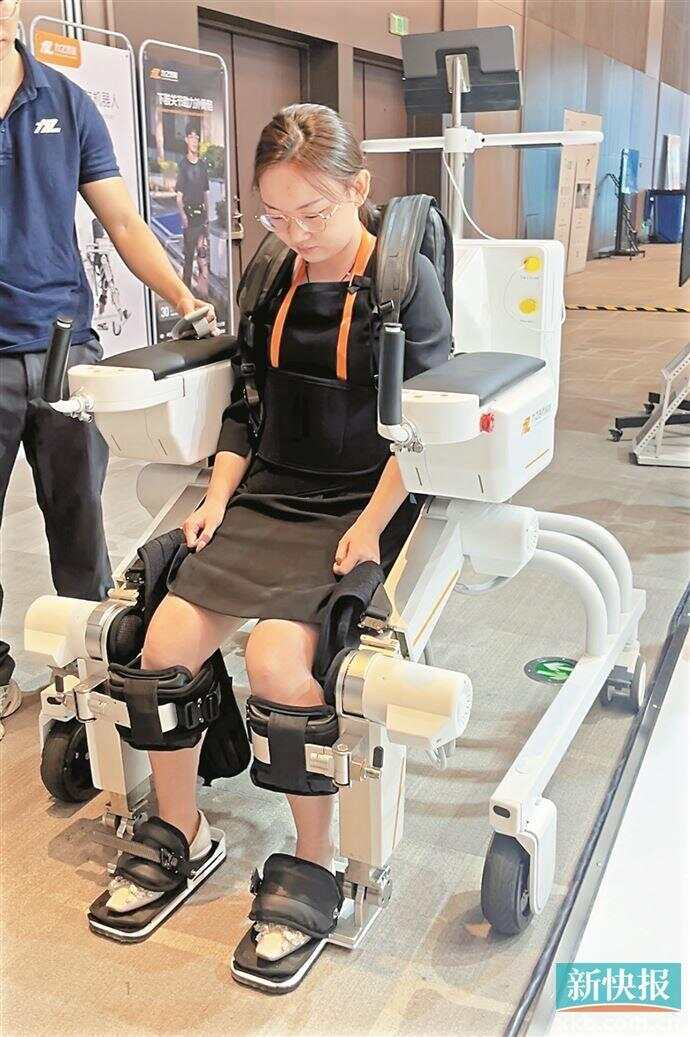 ■市民体验康复机器人。