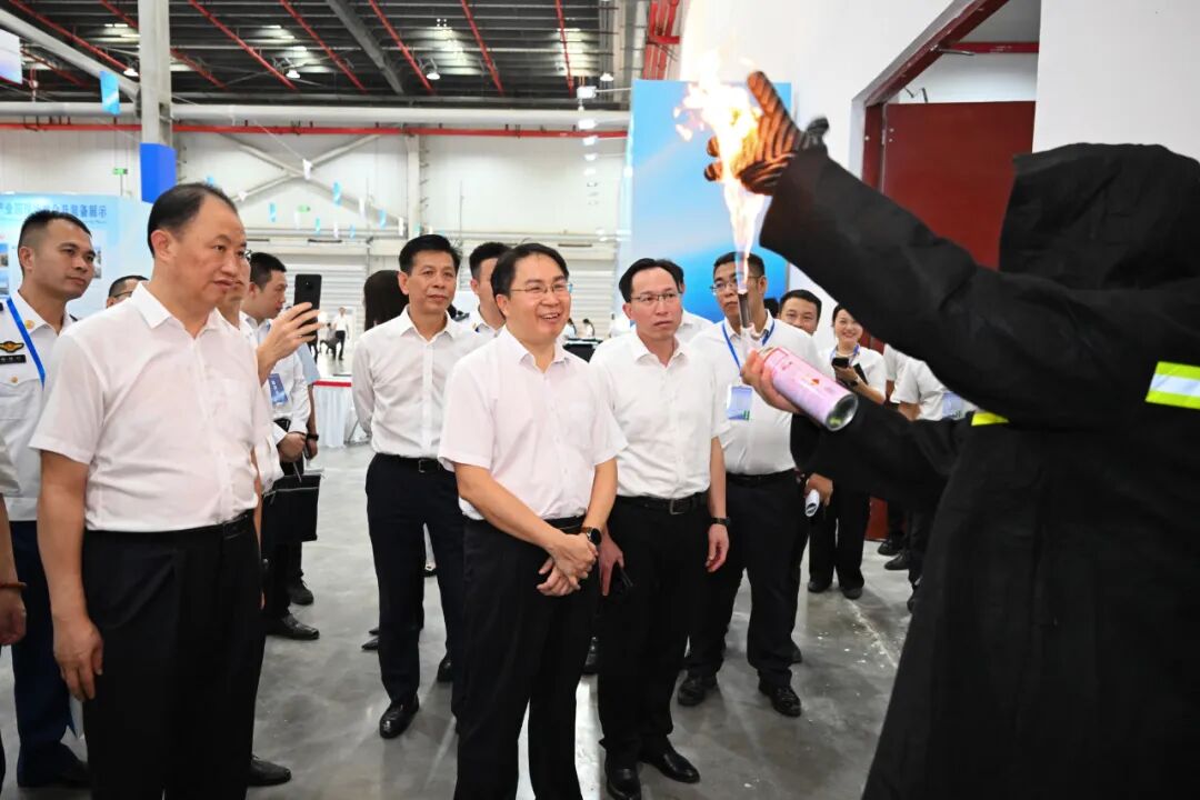李玉成（左二）参观消防应急装备展览。融媒体记者 夏玮蔓 摄