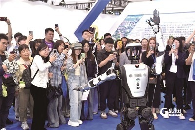 2025中国国际消费电子博览会上，观众扎堆观看人形机器人表演太极拳。赵健鹏 摄