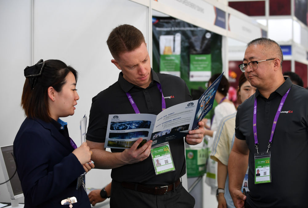 9月17日，在广西南宁国际会展中心，人们在展览现场交流。新华社记者 陆波岸 摄