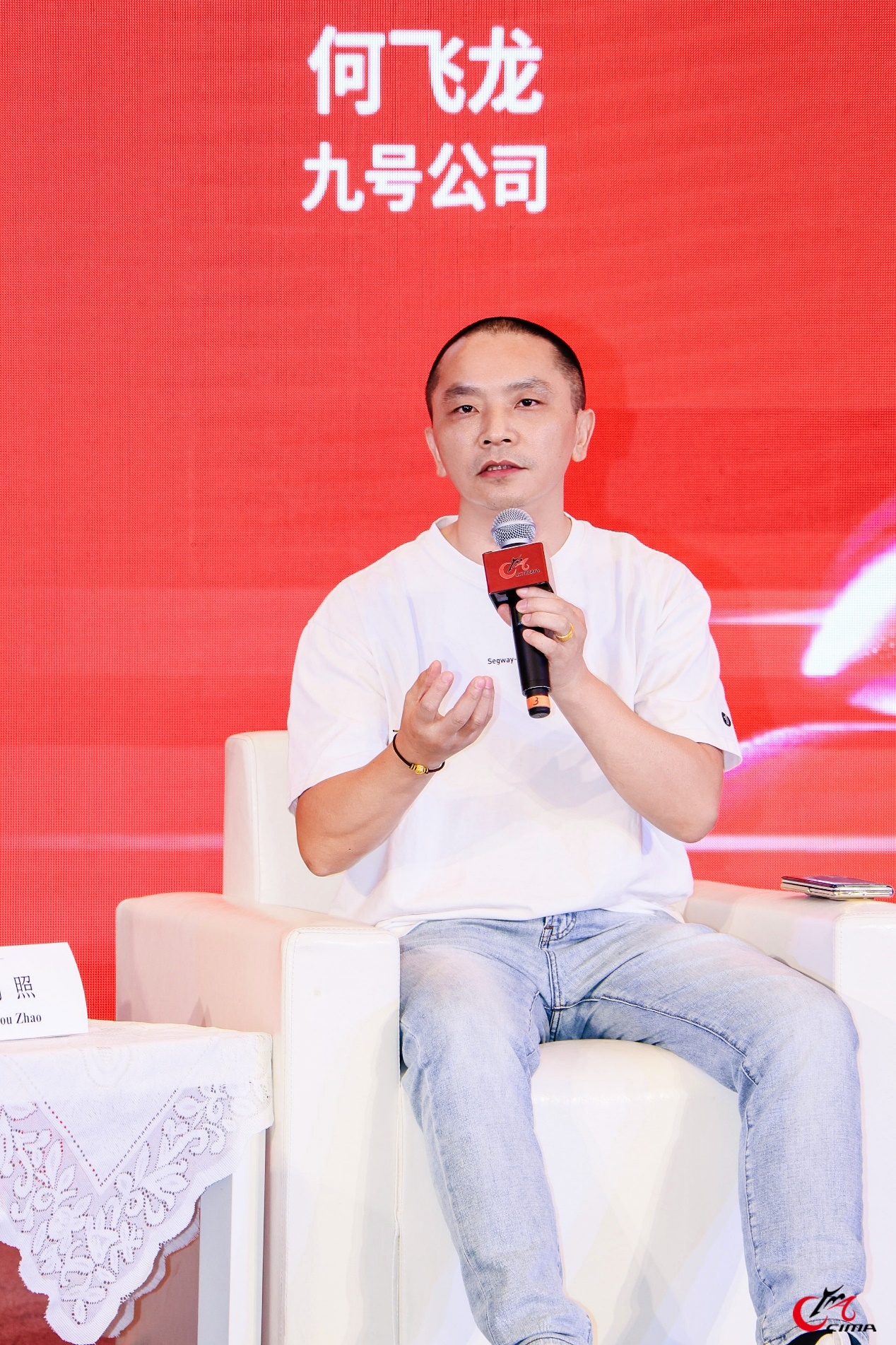 图：九号公司中国经营事业部总裁何飞龙在中国摩博会论坛分享