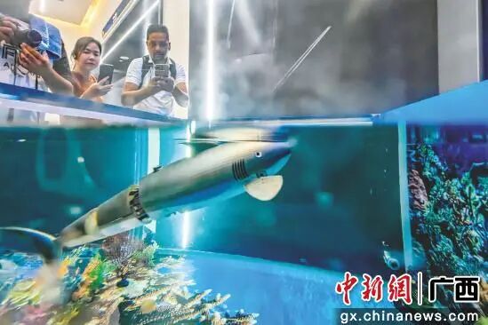 在“AI+海洋”板块，仿生机器鱼摇曳游动，动作逼真。南宁市融媒体中心供图