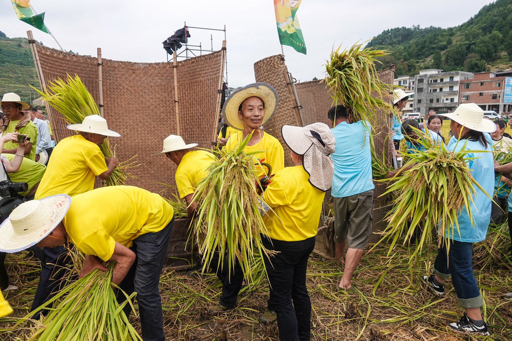 村民在白沙场镇万亩稻田坝区举行打谷子比赛.韦红莉摄