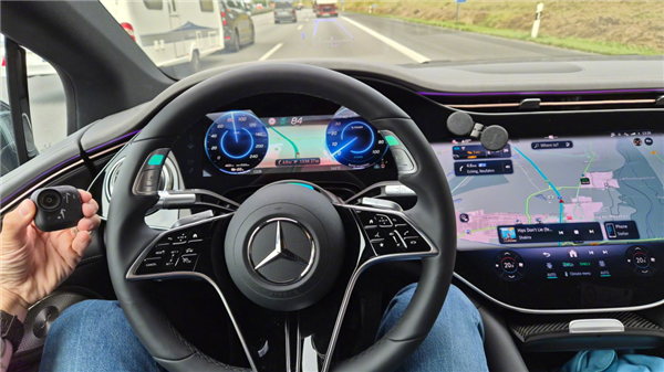 陈震带着 GO Ultra 拍摄出差视频 | 图片来源：微博