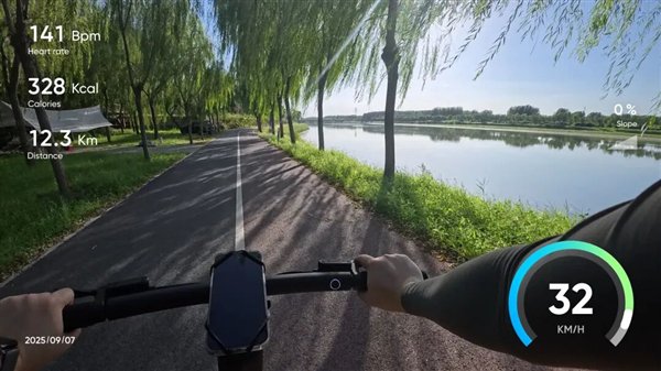 添加了实时速度、心率、能量消耗等信息的骑行画面截图 | 图片来源：极客公园