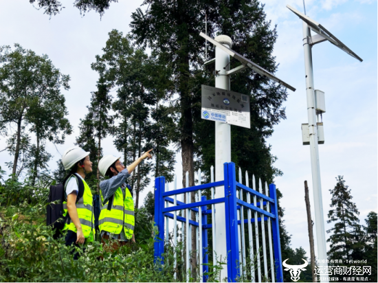 （湖北移动技术人员日常巡检北斗接收机等智能终端设备）