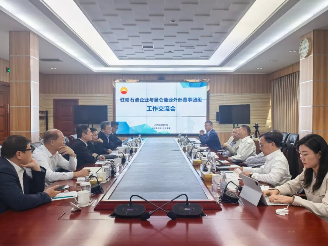▲ 与驻哈石油企业进行工作交流