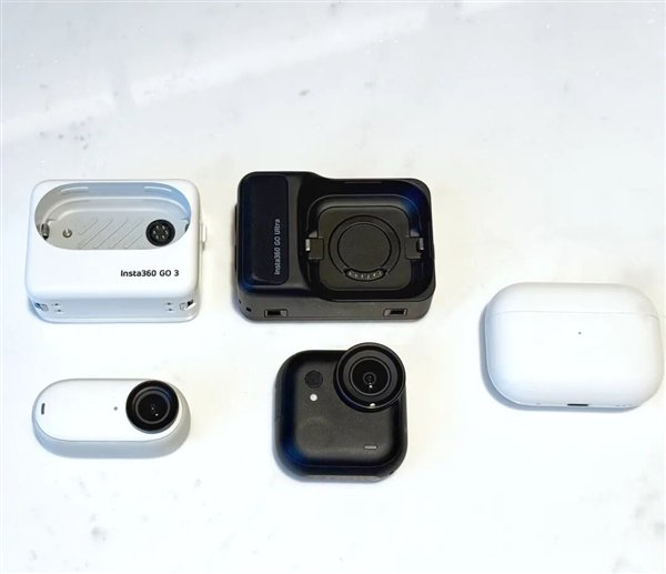 从左到右：Insta360 GO3、GO Ultra、AirPods Pro2 | 来源：极客公园