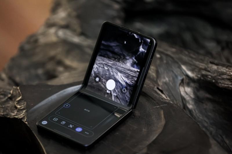 三星Galaxy Z Flip7立式自由拍摄