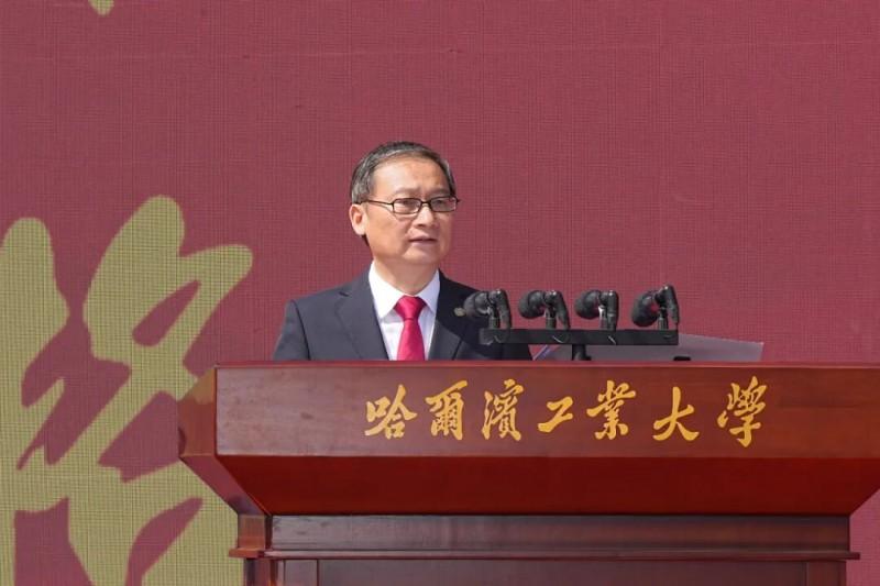 哈工大校长韩杰才作《哈尔滨工业大学在威海办学40周年发展报告》