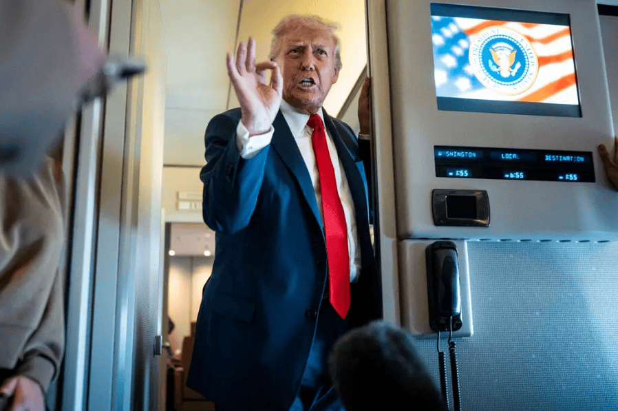▲特朗普总统周四在空军一号上向媒体发表讲话（图源：纽约时报）