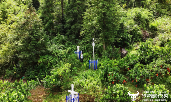 （在宣恩县高罗镇209国道，中国移动部署边坡监测雷达、AI视觉测量仪、5G高清摄像头等智能终端感知设备）