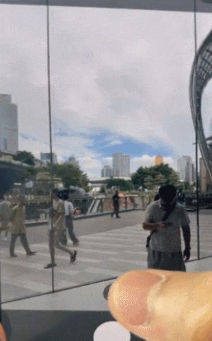 用户现场体验iPhone17 Pro光学变焦，在8倍光变下，大厦细节依然保留得较为完整   《消费者报道》记者摄