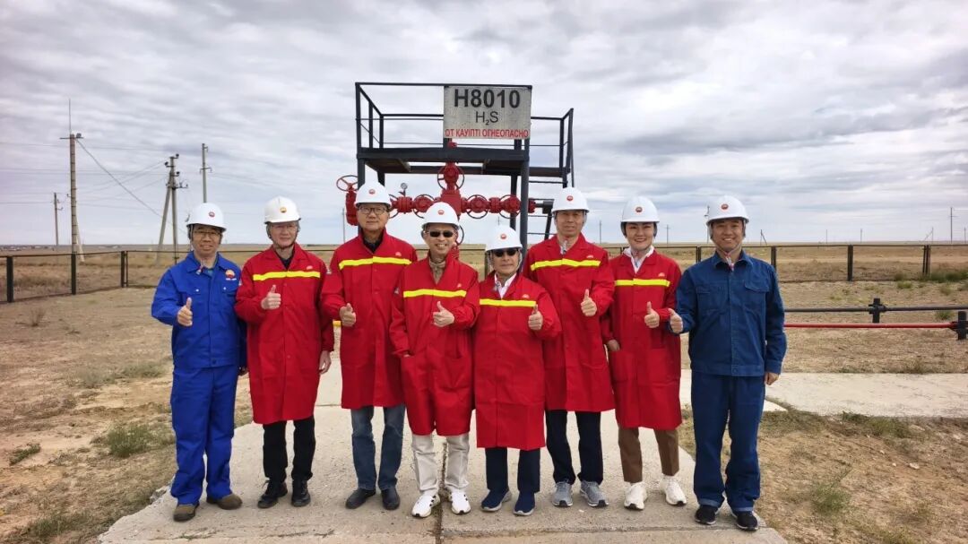 ▲ 参观肯基亚克采油厂H8010井