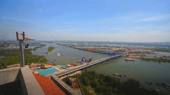 平陆运河沙井钦江大桥主塔拔节生长