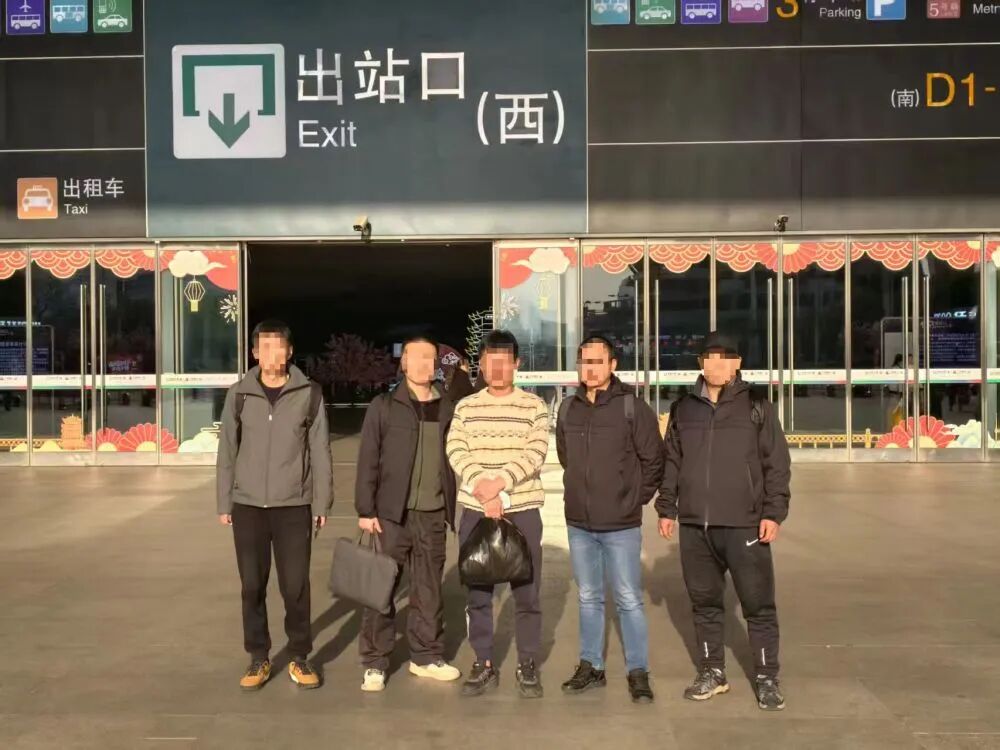 这是犯罪嫌疑人吕某（中）被抓获归案。（武汉市公安局供图）