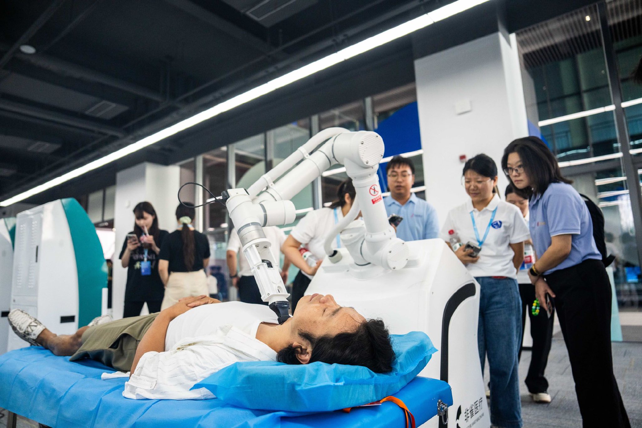 在湖南湘江新区长沙智谷，观众使用颈部超声诊断机器人进行体检。新华社记者　陈思汗　摄