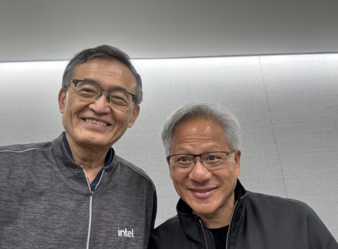 英特尔 CEO 陈立武在社交媒体上发和黄仁勋的合照｜图片来源：X
