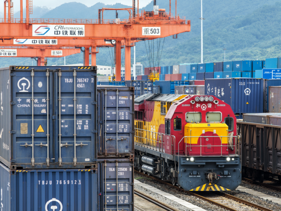 9月8日，满载“重庆造”汽车的中欧班列（成渝）在重庆团结村中心站等待发车（无人机照片）。图片来源：新华社