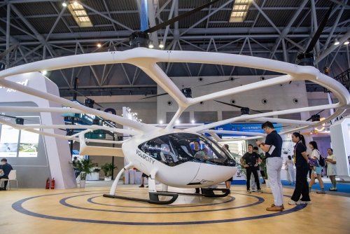 近日，观众在2025世界智能产业博览会上参观体验电动空中出租车“VoloCity”。新华社记者　唐奕　摄