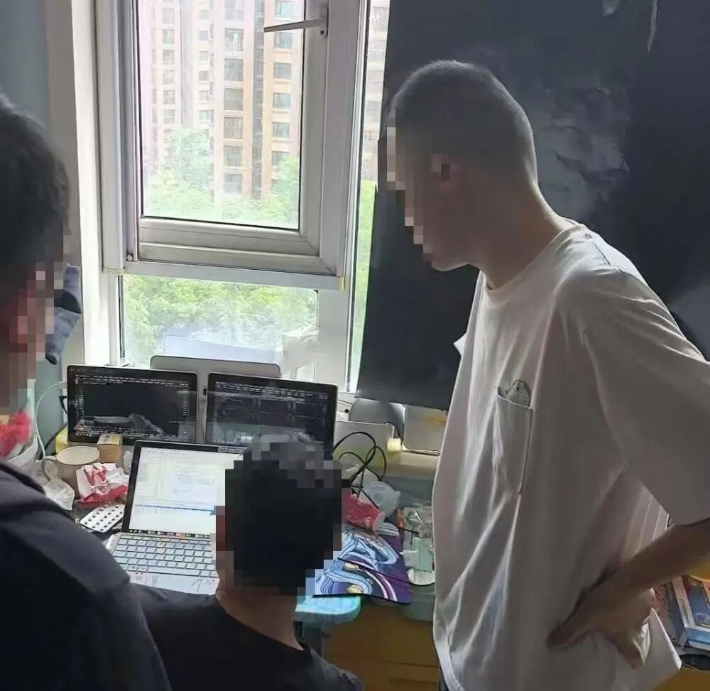 这是犯罪嫌疑人袁某（中）被民警现场抓获。（武汉市公安局供图）