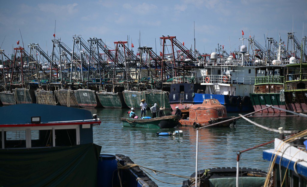 9月23日，在广东阳江市海陵岛闸坡国家中心渔港，小船在接送渔民靠岸。 新华社记者 邓华 摄