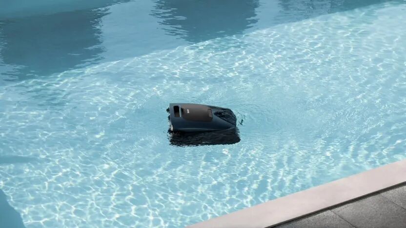 Beatbot AquaSense 2 Ultra 在进行泳池水面清洁（图源/企业）