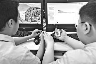 　　日坛中学初中学生正在上人工智能通识课。 本报记者 和冠欣 摄