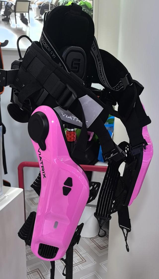 护理床手柄怎么收老人爬楼不费劲、卧床能自动翻身！工博会这些“智能护工” 太懂养老需求了_https://www.jmylbn.com_新闻资讯_第3张