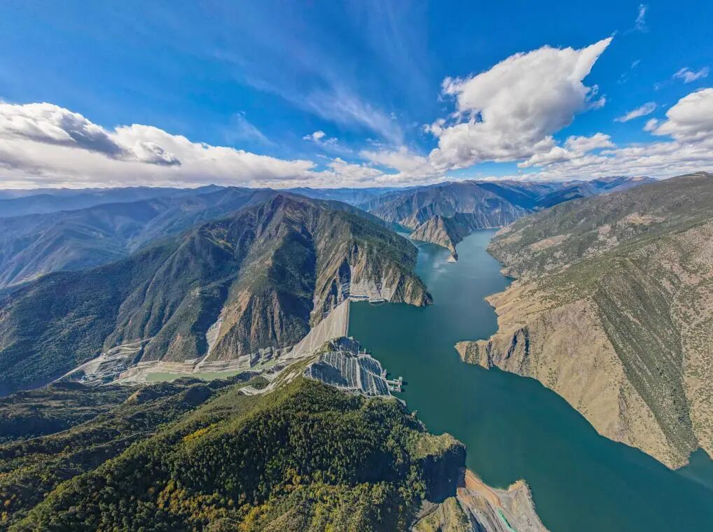 中国海拔最高的百万千瓦级水电站——雅砻江两河口水电站 （来源：新华社）