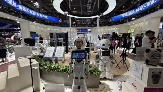 护理床手柄怎么收老人爬楼不费劲、卧床能自动翻身！工博会这些“智能护工” 太懂养老需求了_https://www.jmylbn.com_新闻资讯_第1张