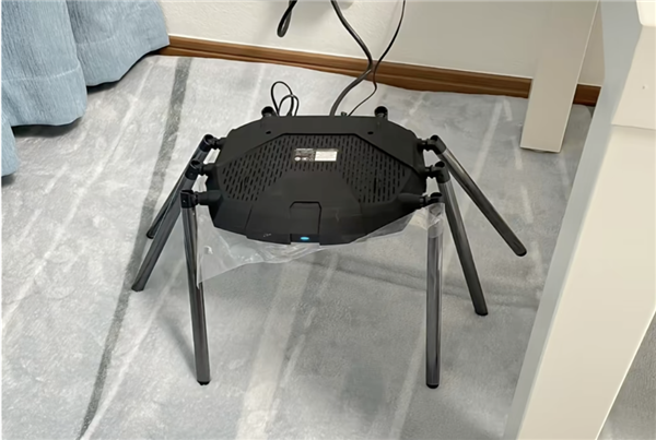 路由器摆成赛博蜘蛛，图片截取自网络