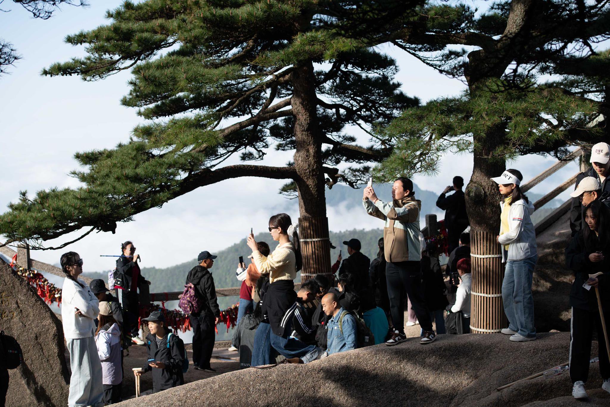图为游客在黄山风景区游玩。资料照片