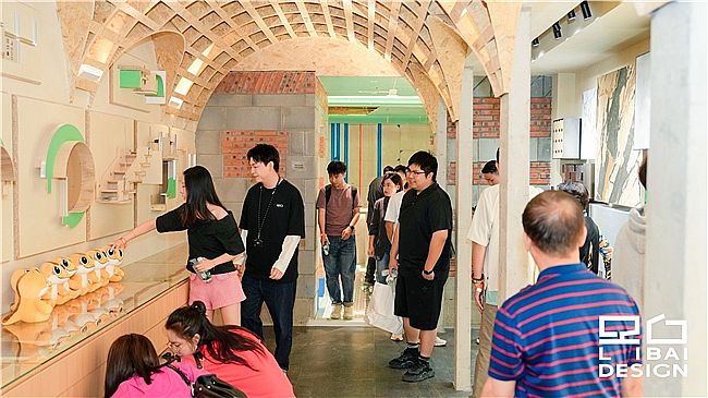 ▲体验空间内，观众沉浸式感受长效设计魅力