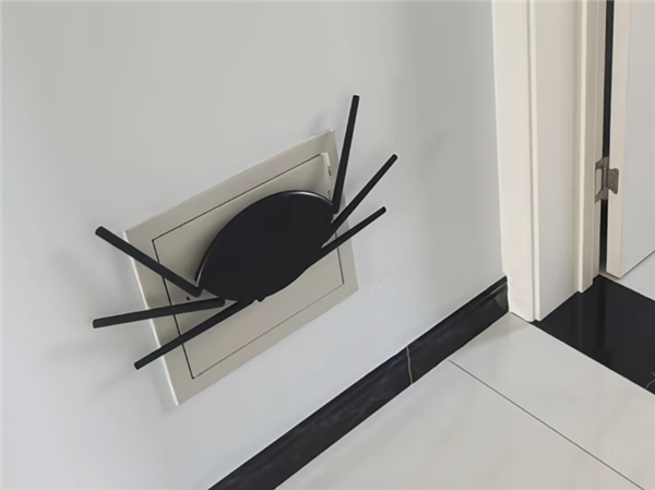 多少有点艺术成分的路由器摆放，图片来源：左-reddit，右-网络