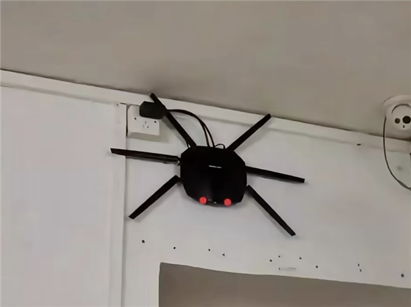  多少有点艺术成分的路由器摆放，图片来源：左-reddit，右-网络