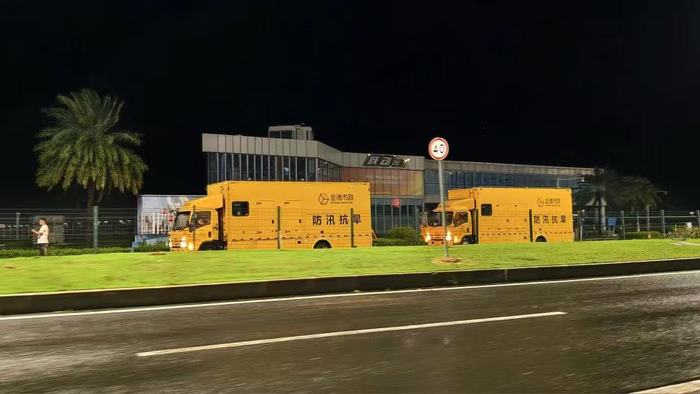 9月24日晚，金灣附近，有政府車輛在作業(yè)。圖片來源：厲逸冉供圖