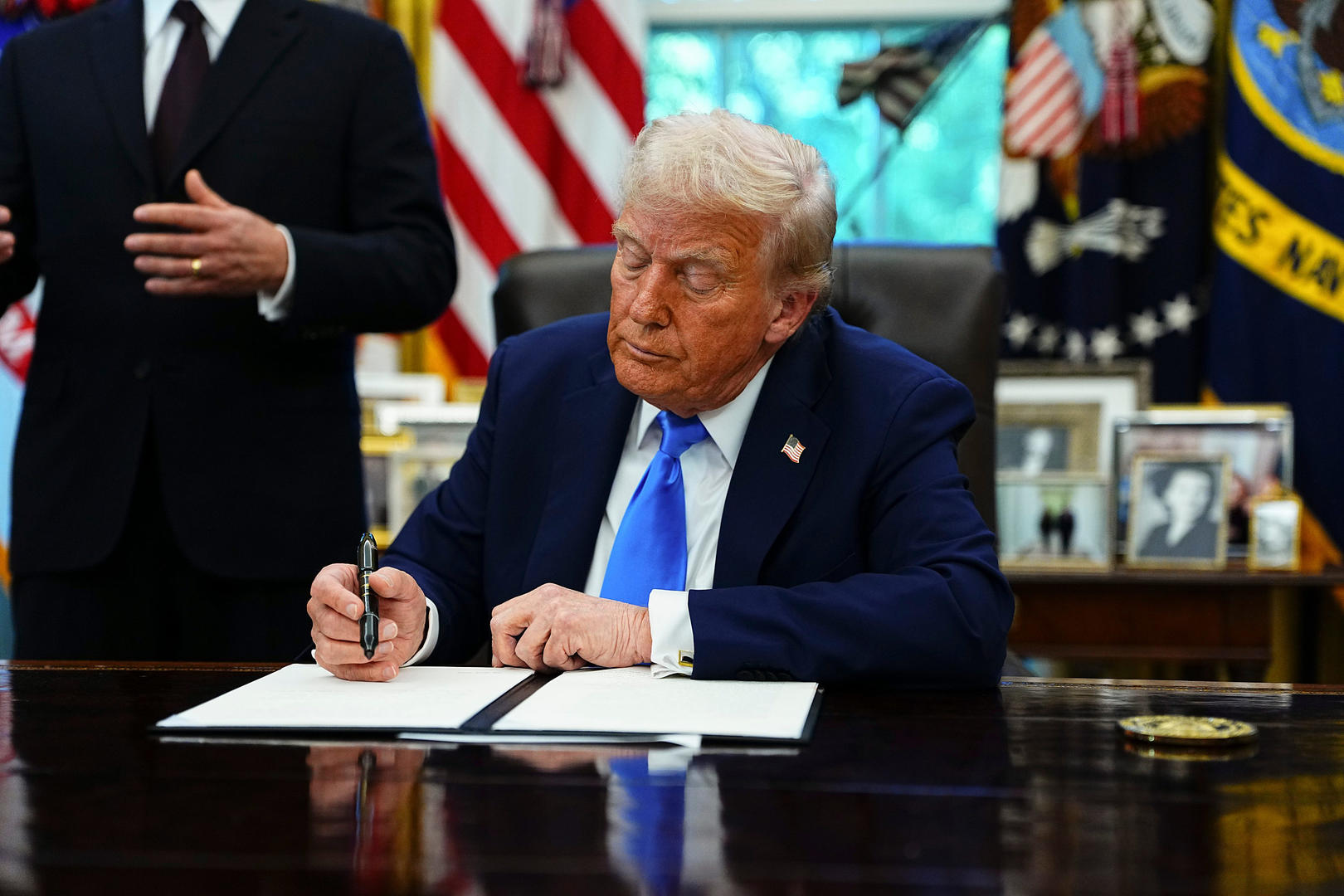 ▲特朗普签署法令，将H-1B签证费用提高至10万美元 据视觉中国