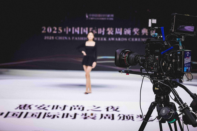 佳能“佳直播PRO”在中国国际时装周闭幕大秀现场