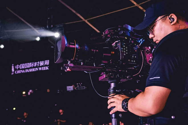 工作人员专注构图创作，大大提高了工作效率