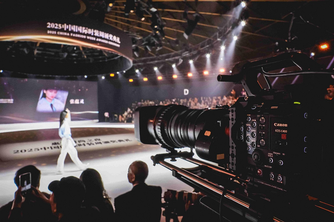 佳能“佳直播PRO”在中国国际时装周闭幕大秀现场
