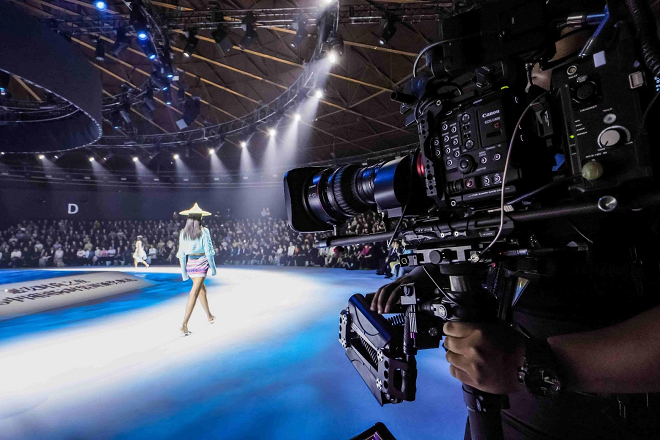 佳能“佳直播PRO”在中国国际时装周闭幕大秀现场