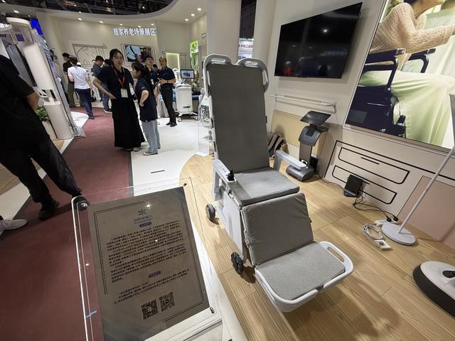 护理床手柄怎么收老人爬楼不费劲、卧床能自动翻身！工博会这些“智能护工” 太懂养老需求了_https://www.jmylbn.com_新闻资讯_第5张